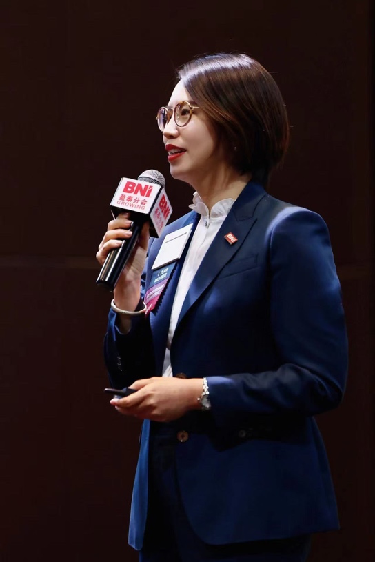 BNI のイベントでスピーチする何冰玲